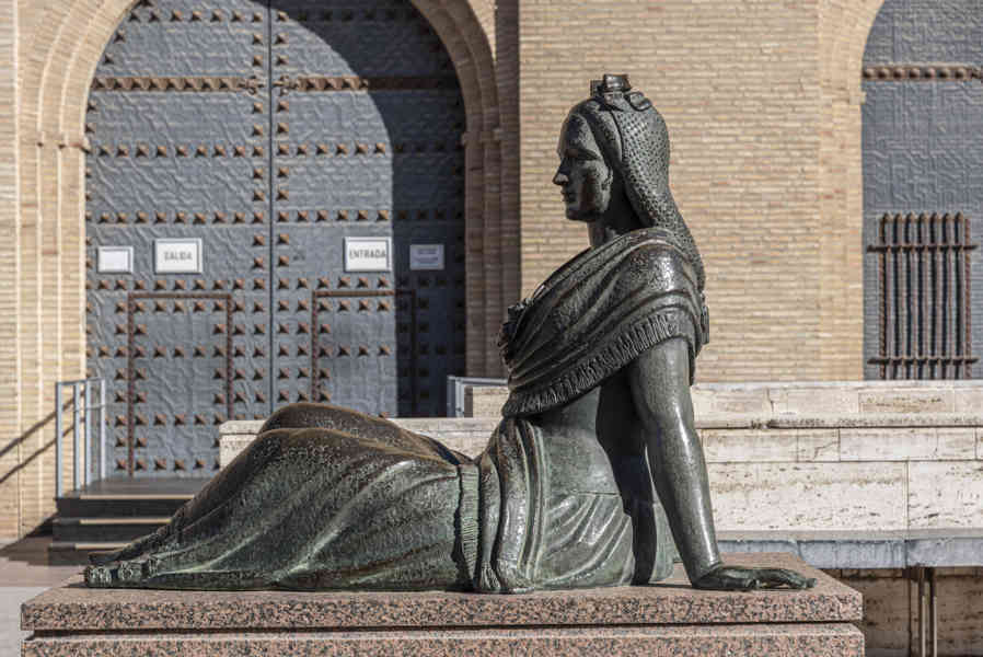 Zaragoza 057 - plaza Nuestra Señora del Pilar - monumento a Francisco de Goya - escultura de Maja.jpg